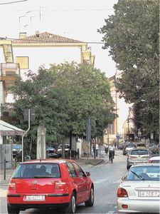 La via della zia era sempre piena di macchine... La via della zia era sempre piena di macchine...