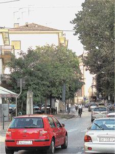 La via della zia era sempre piena di macchine...